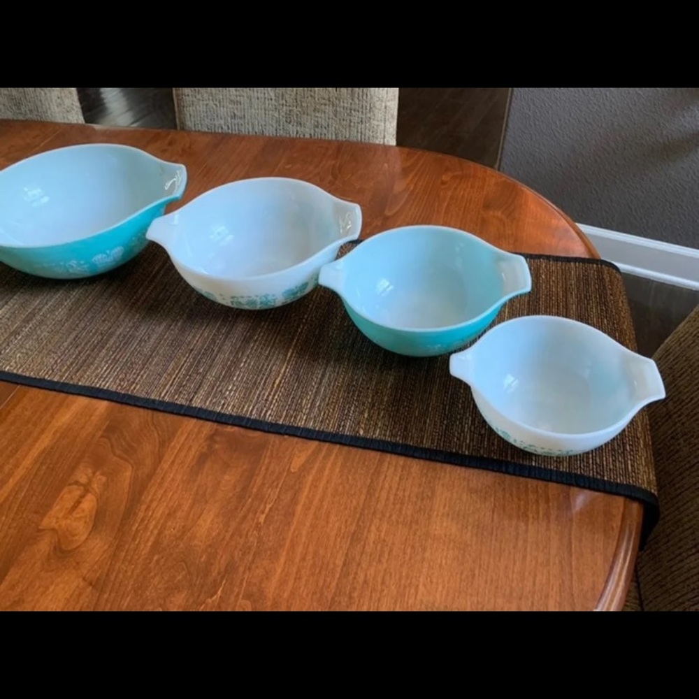 Pyrex Ammish buttrrprint Cinderell mixing Bowl Set